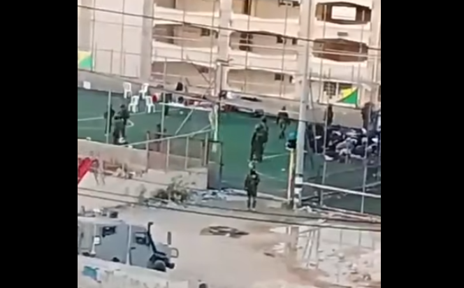 جنود الاحتلال يحتجزون عشرات المواطنين ويخضعونهم لتحقيق ميداني في بيت أمر